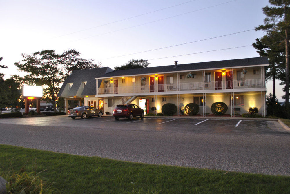 Riviera Motel Mackinaw City Exterior photo